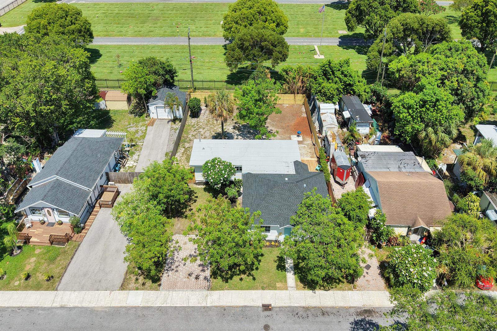 716 S Pine Street, FL 33460 photo 5