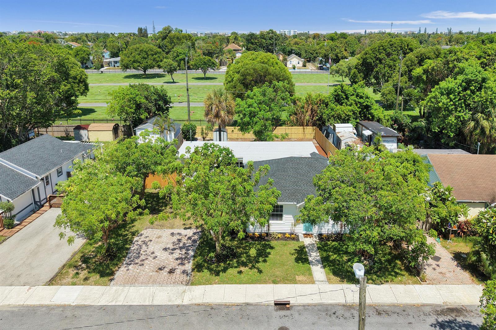 716 S Pine Street, FL 33460 photo 4