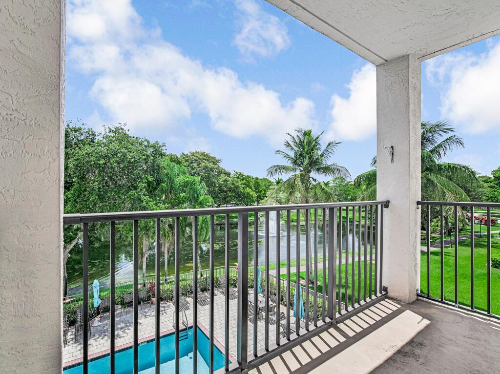 2105 Lavers Circle # 306, Delray Beach FL 33444 photo 2