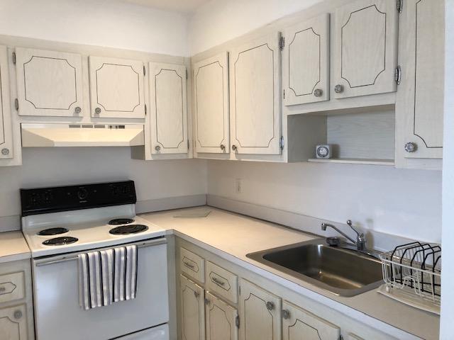 370 Saxony Trail, Delray Beach FL 33446 photo 2
