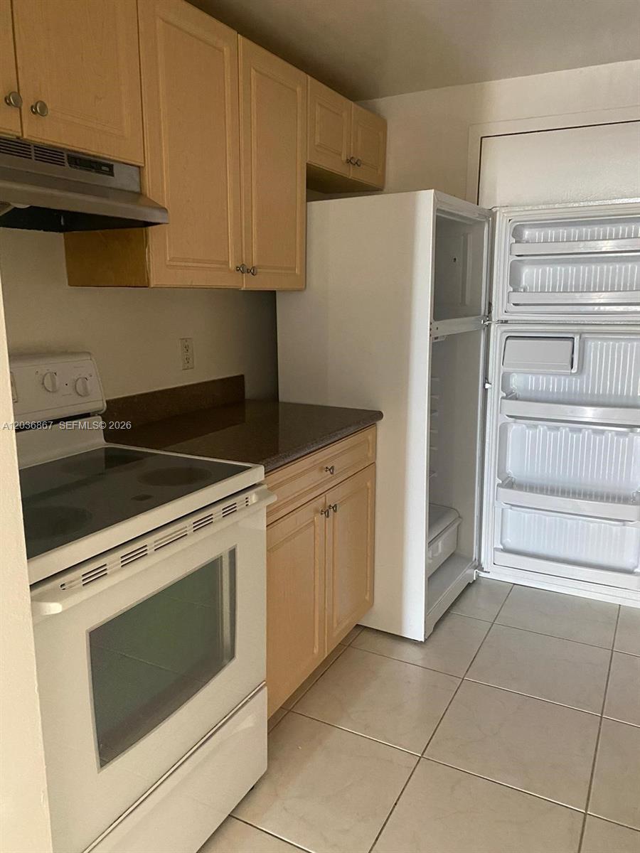 North Miami, FL 33181 photo 2