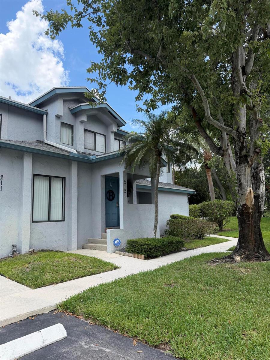 212 Harbour Pointe Way, FL 33413