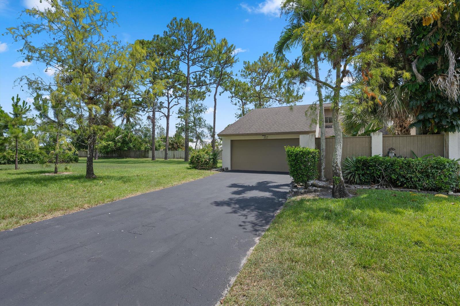 352 Wood Dale Drive, Wellington FL 33414 photo 2