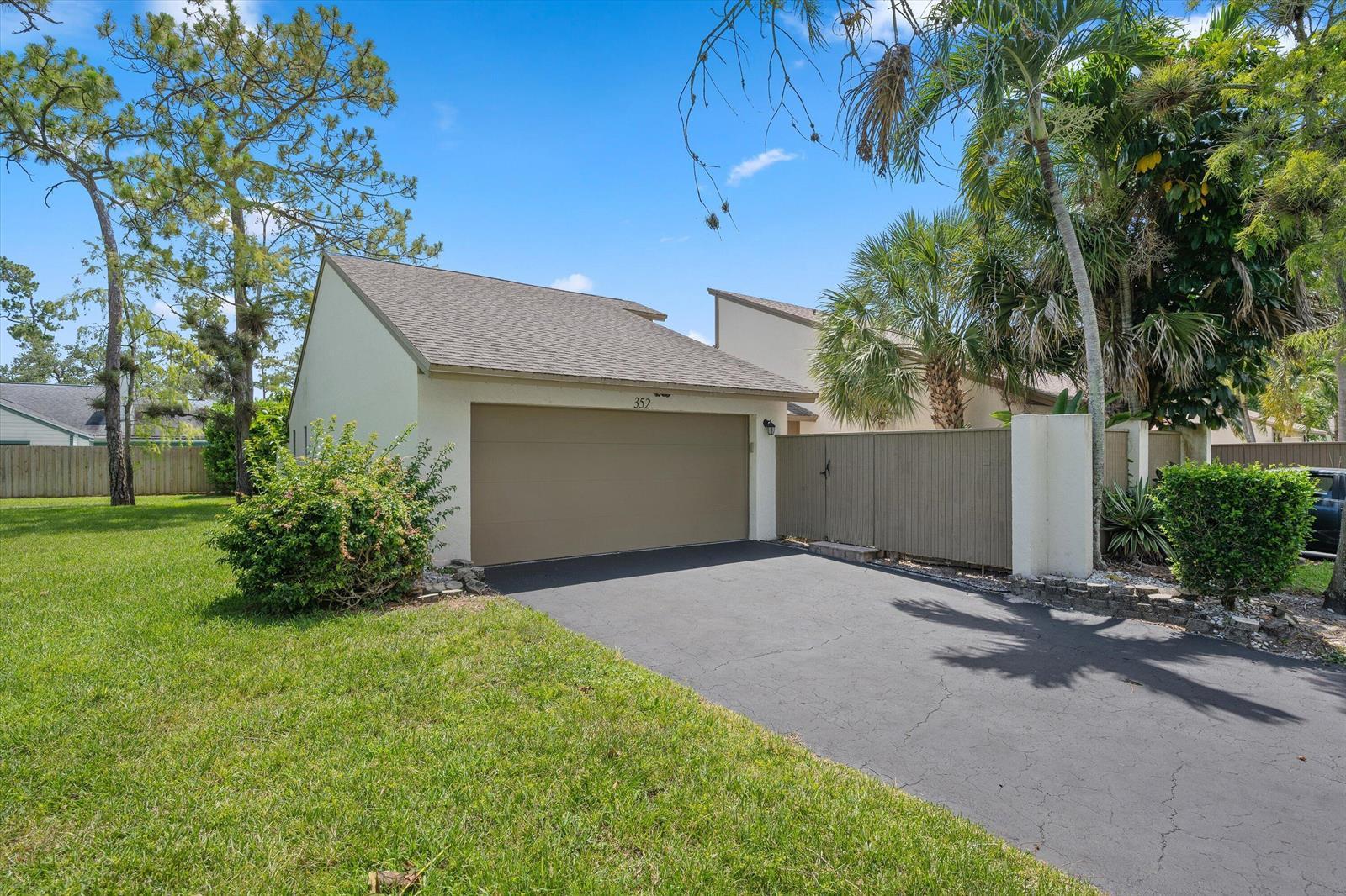 352 Wood Dale Drive, Wellington FL 33414 photo 3
