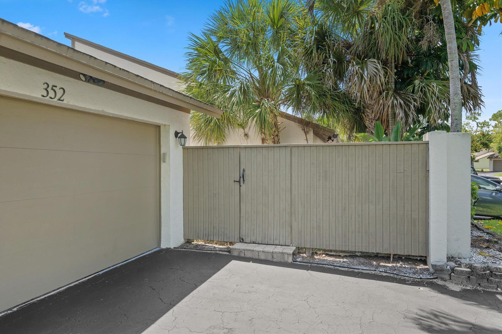 352 Wood Dale Drive, Wellington FL 33414 photo 4