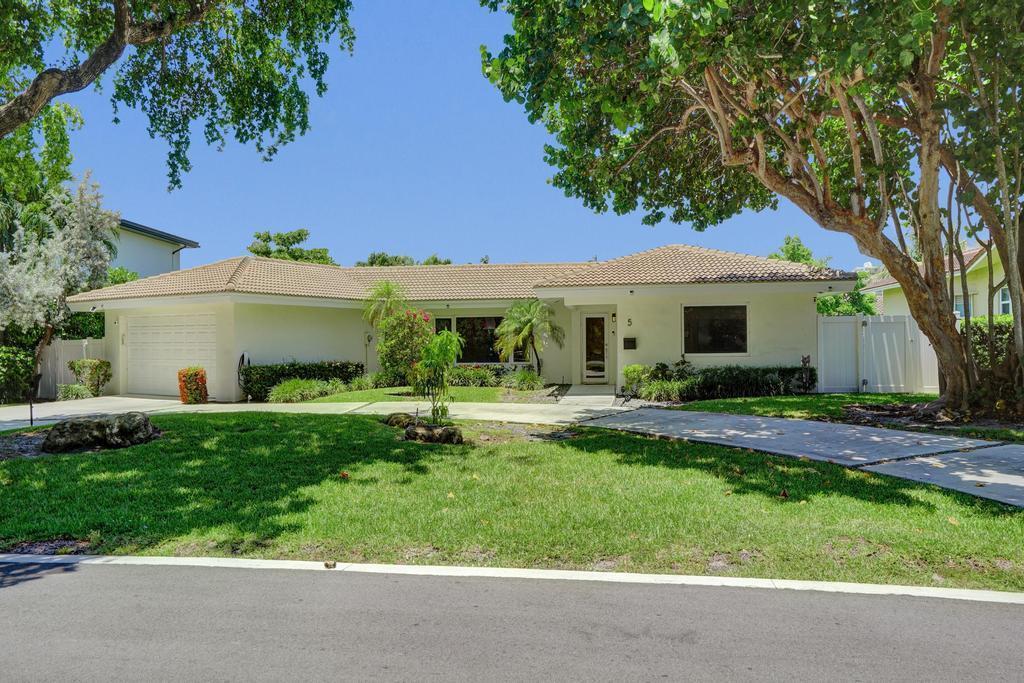 5 Gatehouse Road, Sea Ranch Lakes FL 33308