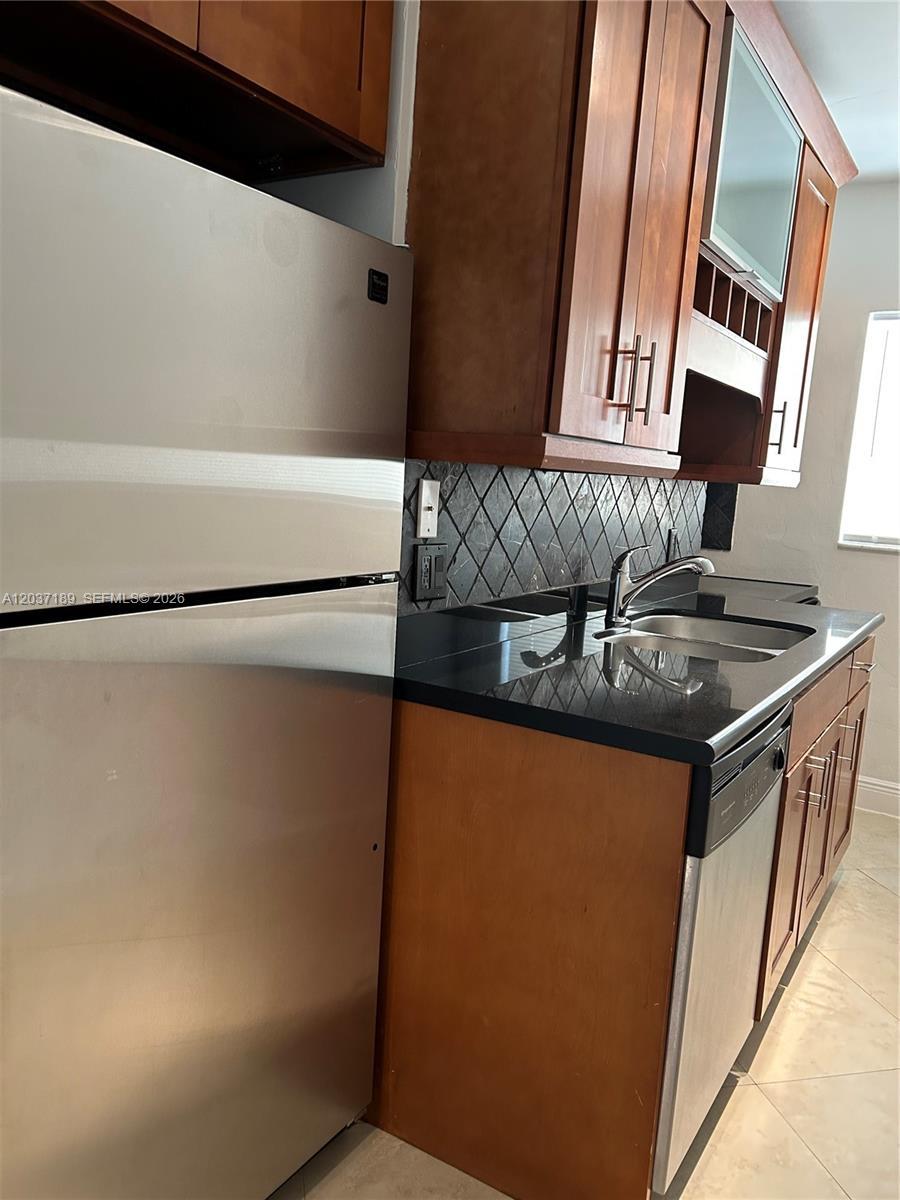2880 Pine Tree Dr # 5, Miami Beach FL 33140 photo 2