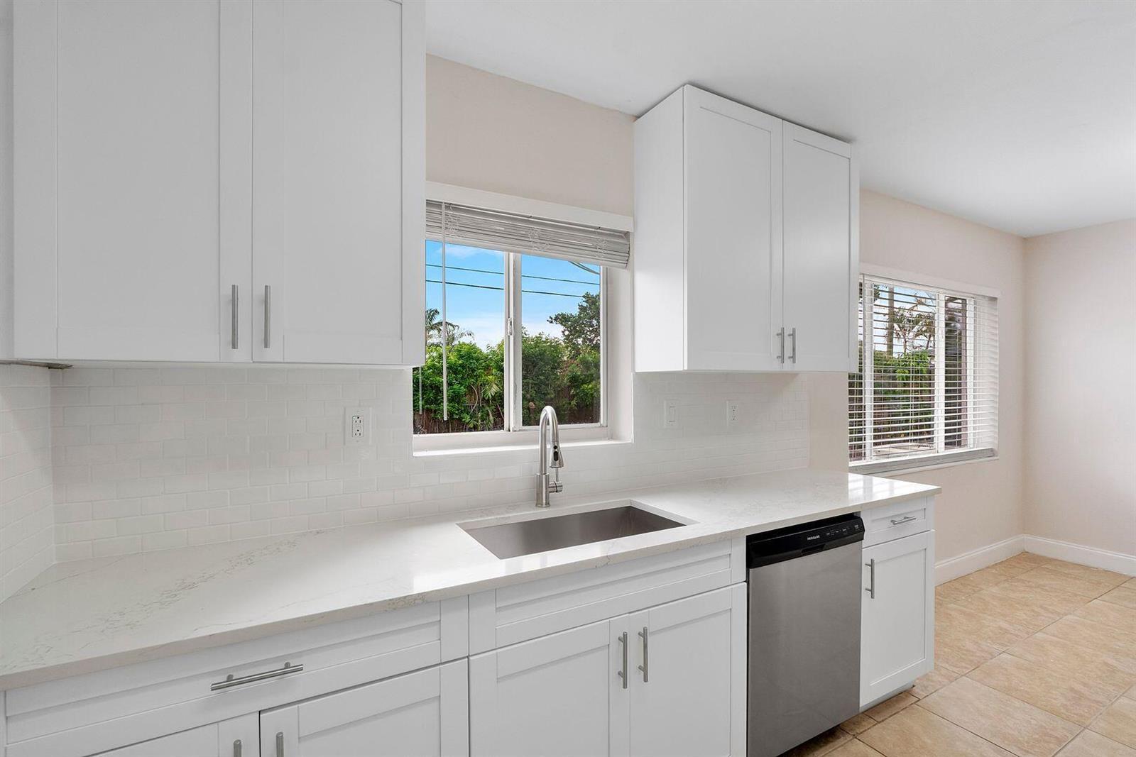 4650 NE 1st Terrace, Oakland Park FL 33334 photo 3