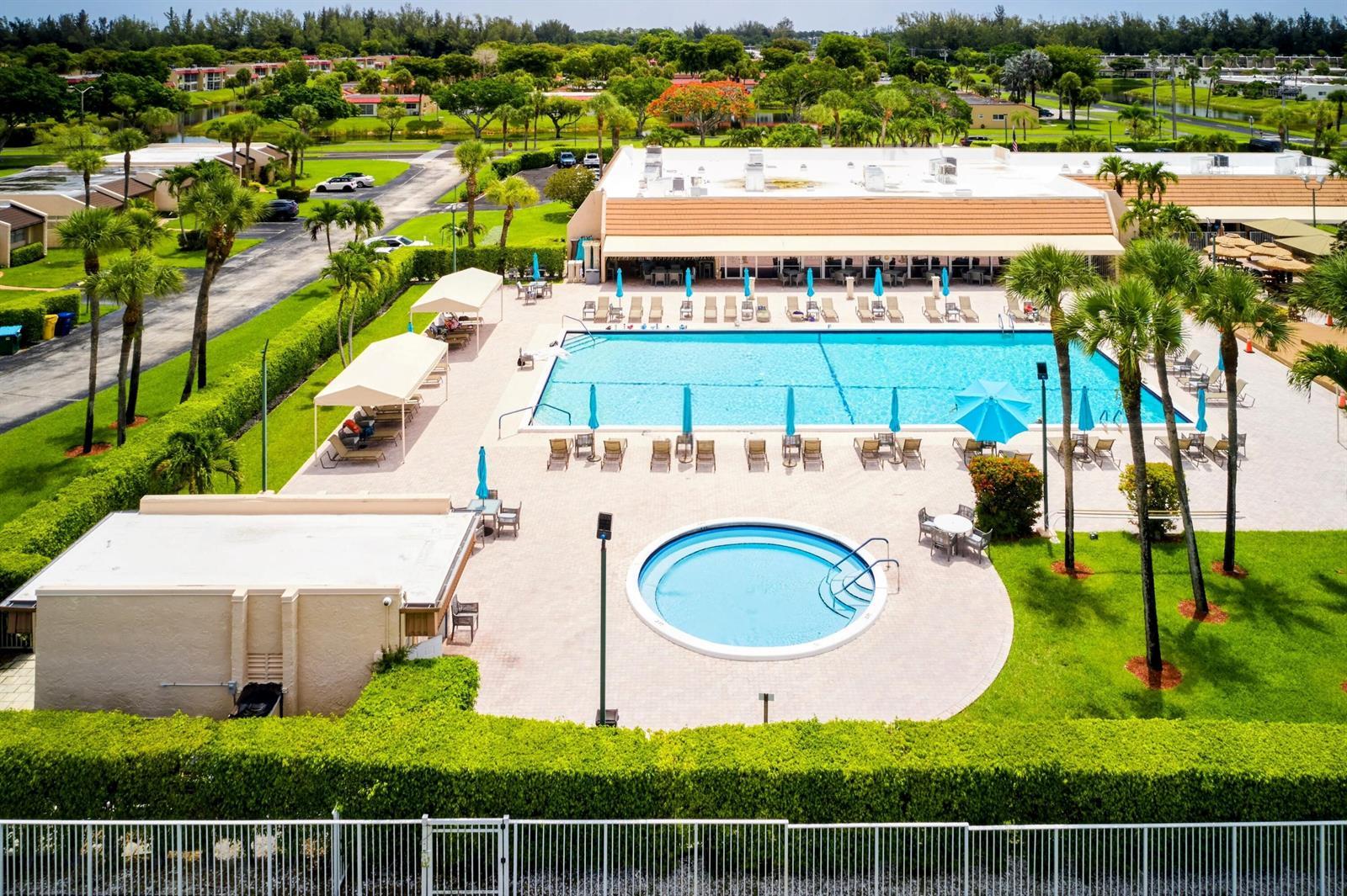 175 Lake Susan Lane, West Palm Beach FL 33411 photo 2