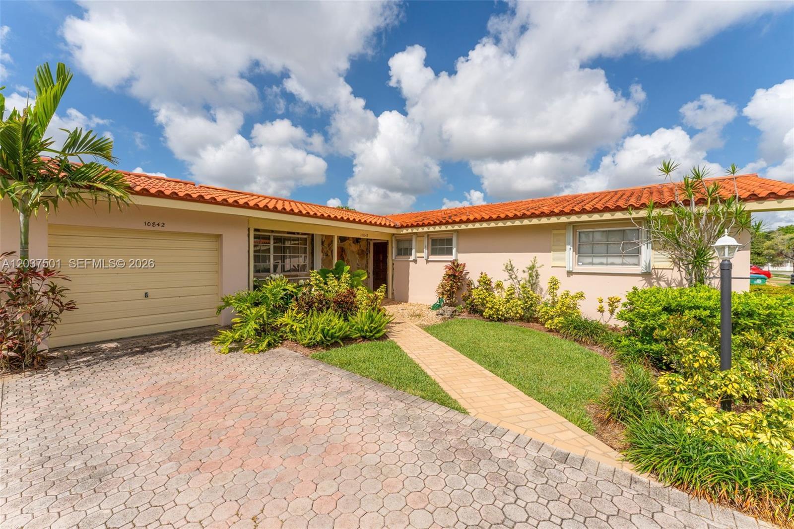 10842 SW 33rd St, Miami FL 33165 photo 2
