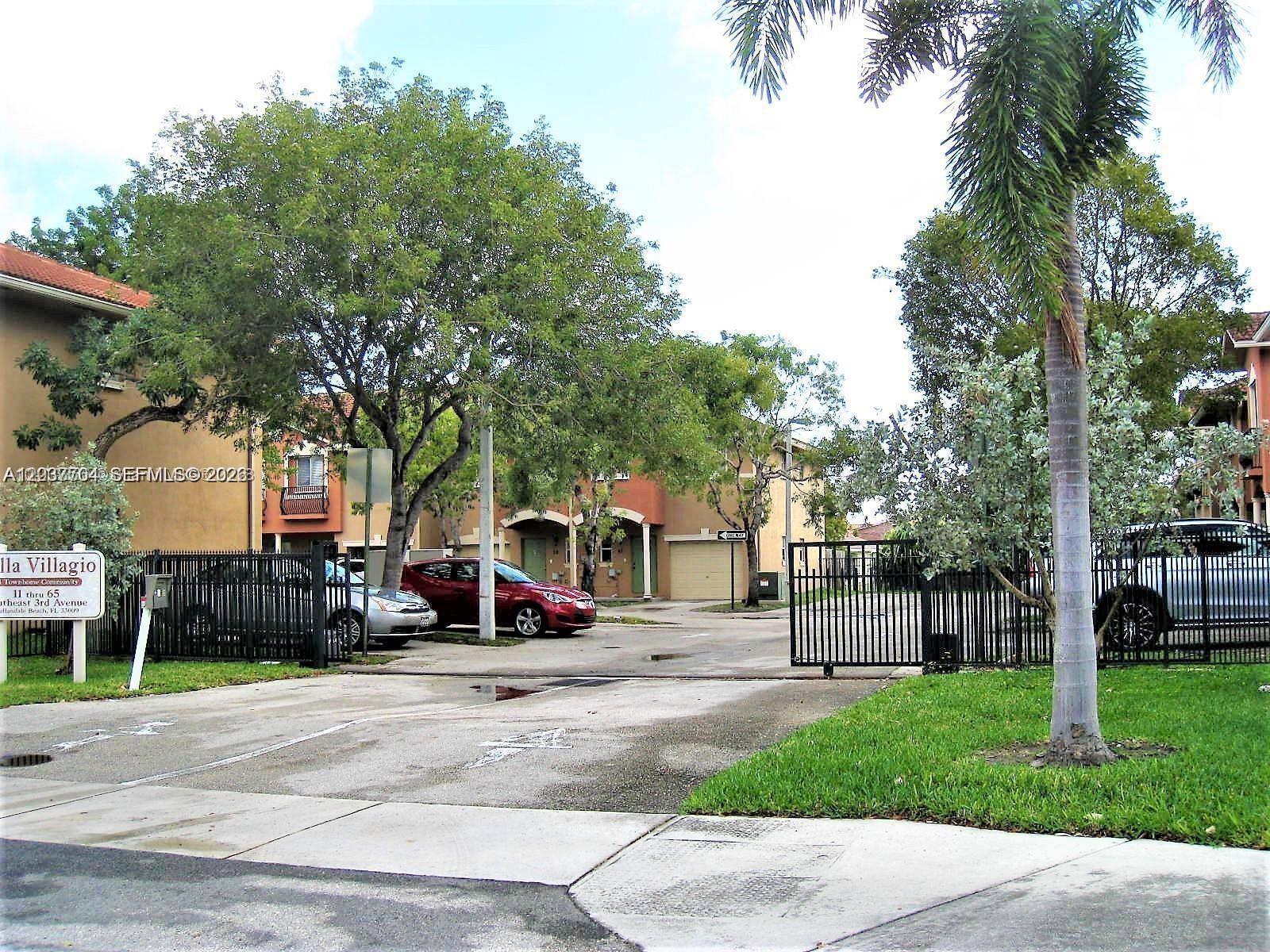 33 SE 3rd Ave, Hallandale Beach FL 33009 photo 2