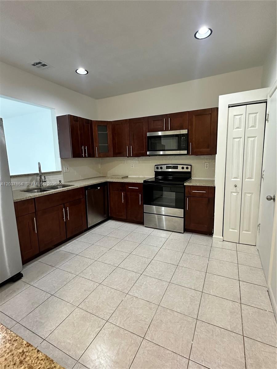 5541 NW 90th Ter, Sunrise FL 33351 photo 3