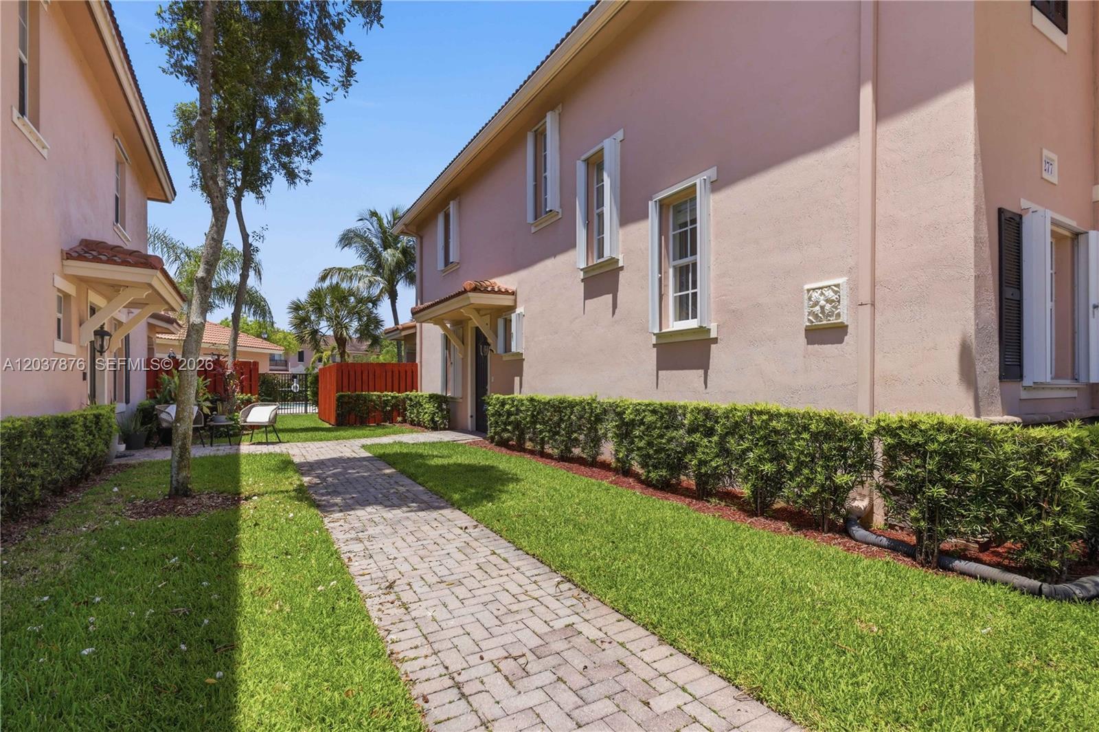 277 Las Brisas Cir, Sunrise FL 33326 photo 2