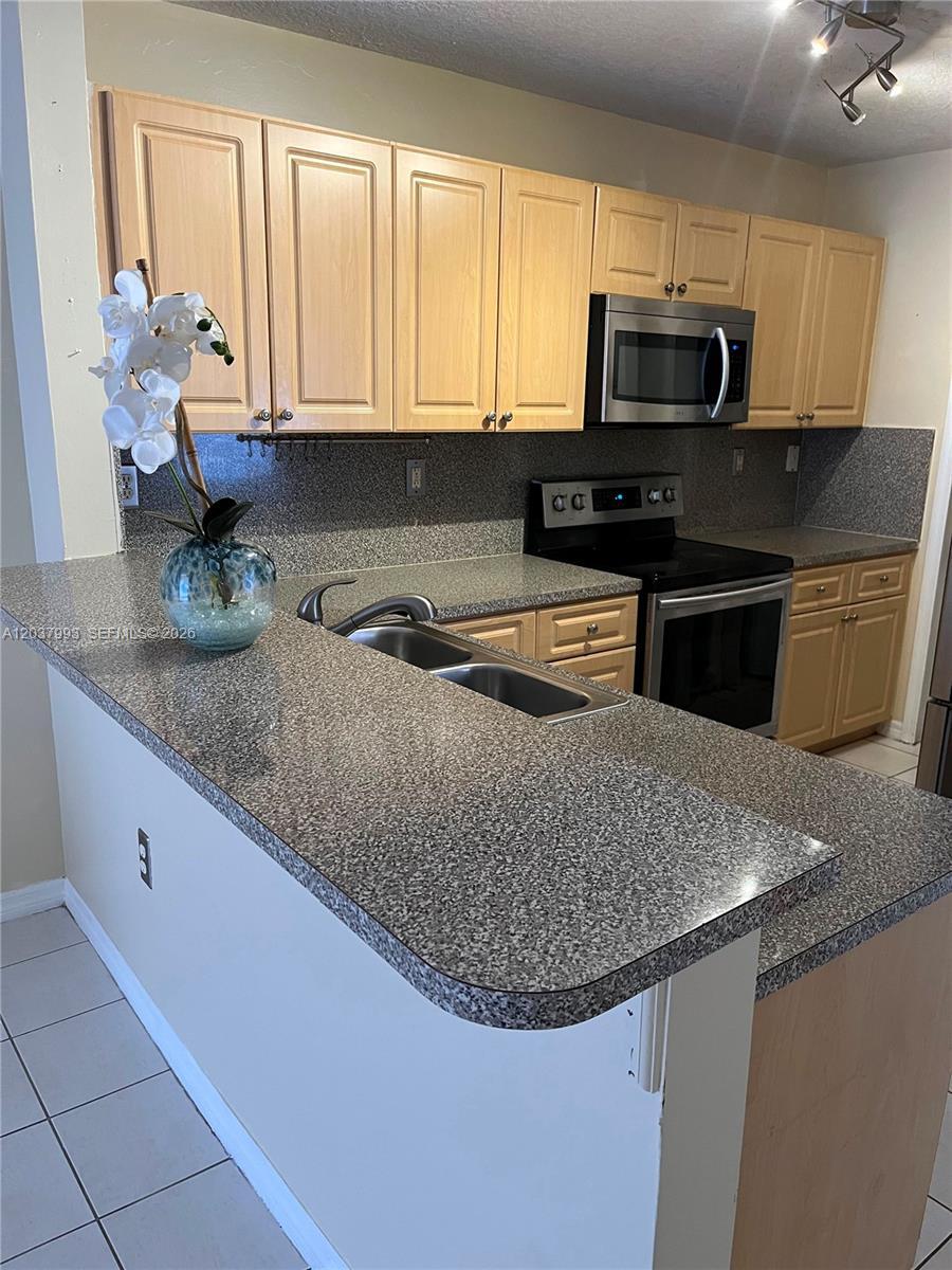 Pembroke Pines, FL 33025 photo 2