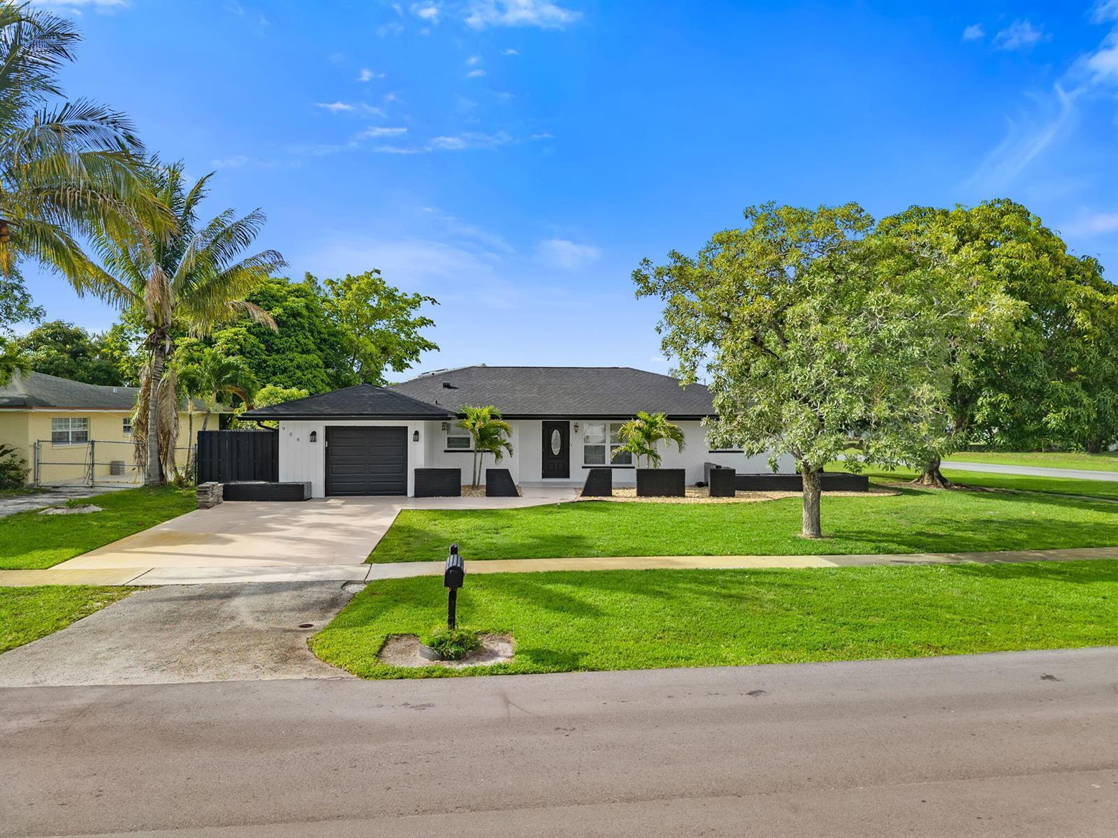 908 Hibiscus Drive, Royal Palm Beach FL 33411