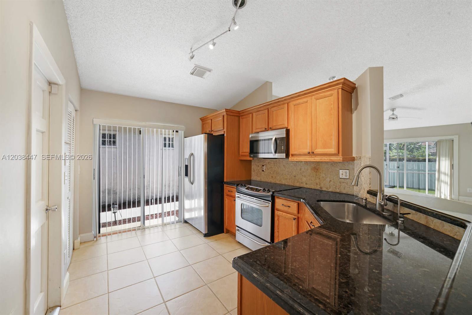200 NW 75th Ter, Plantation FL 33317 photo 4