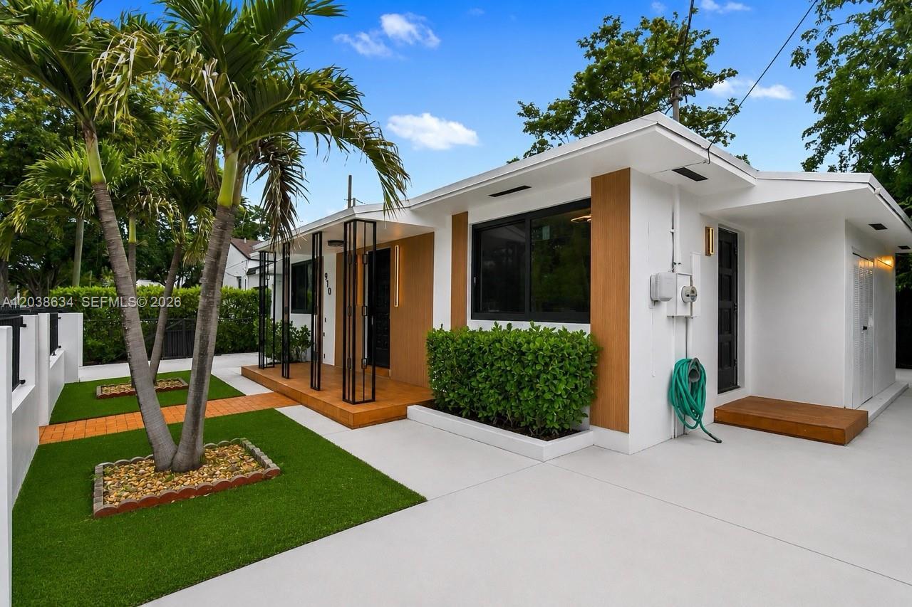 910 SW 9th St, Miami FL 33130 photo 2