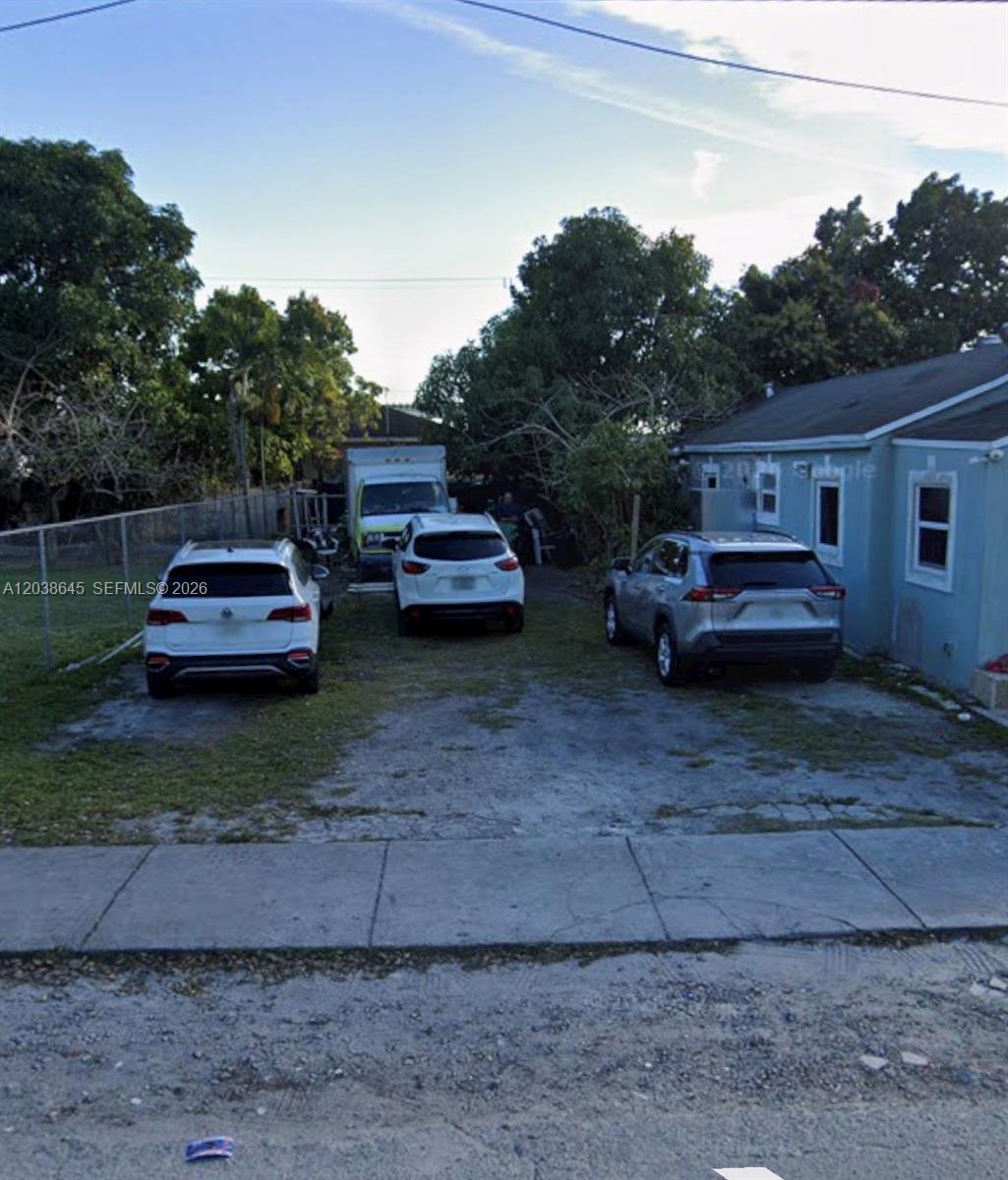 2934 NW 44th St, Miami FL 33142