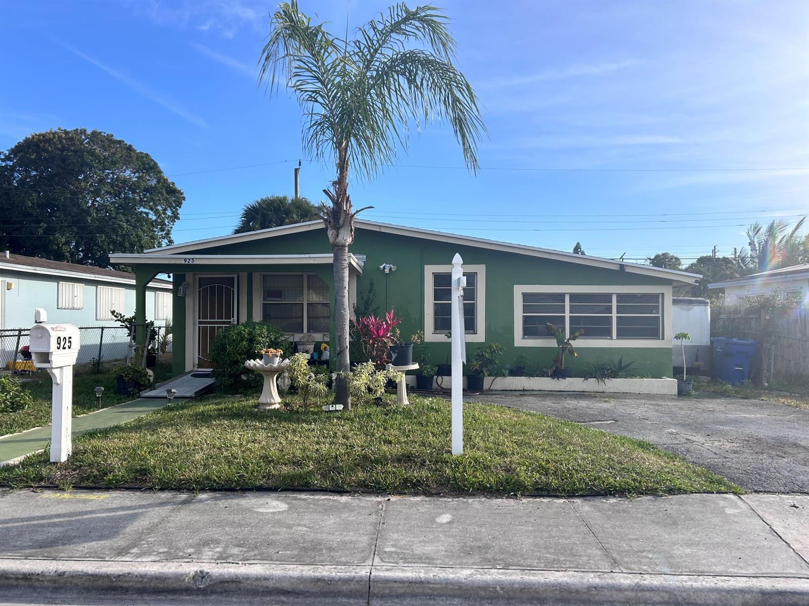 925 W 3rd Street, Riviera Beach FL 33404 photo 2