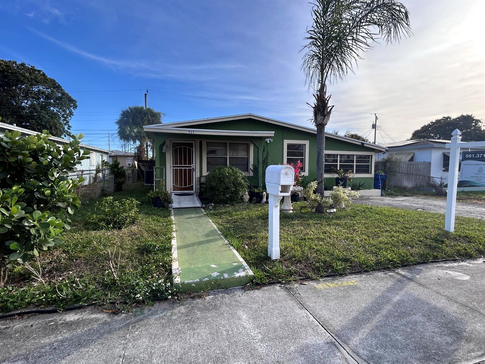 925 W 3rd Street, Riviera Beach FL 33404