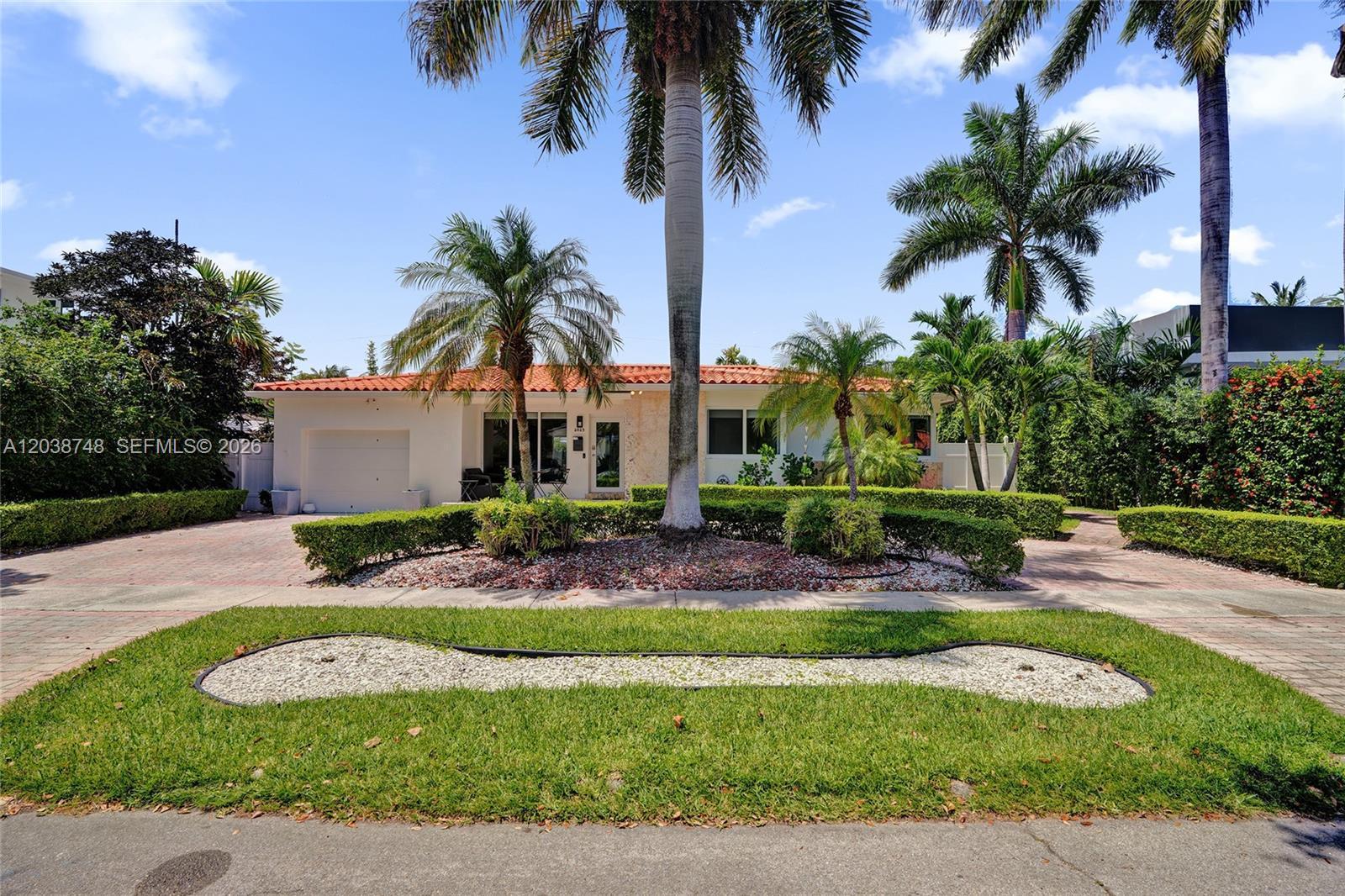 2025 Alamanda Dr, North Miami FL 33181 photo 2