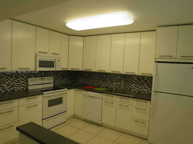 205 LAKEVIEW DR # 202, Weston FL 33326 photo 2