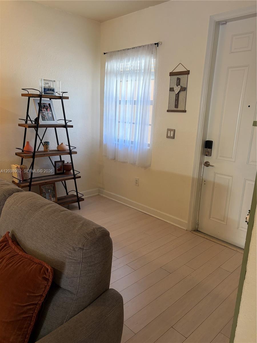 370 NE 37th Pl, Homestead FL 33033 photo 2