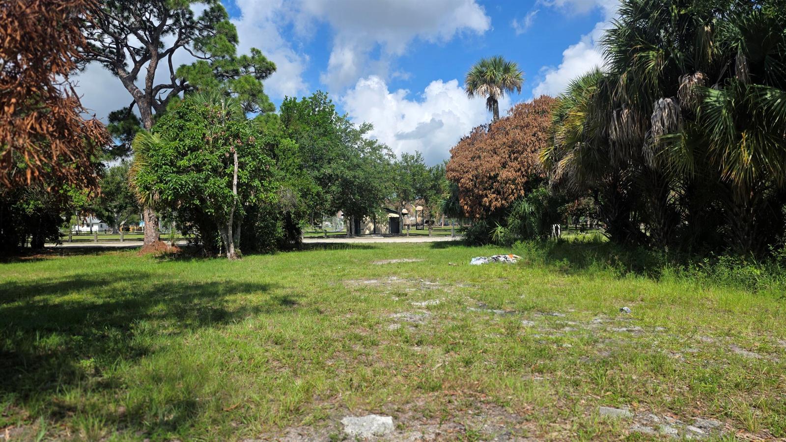 407 Dundas Court, Fort Pierce FL 34950 photo 2