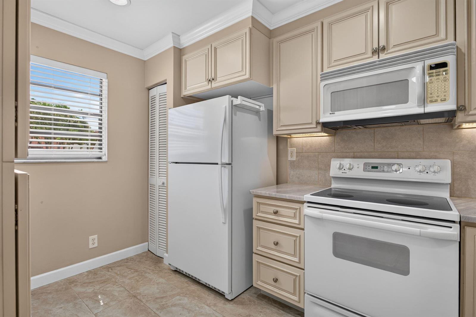 353 NW 36th Avenue, Deerfield Beach FL 33442 photo 5