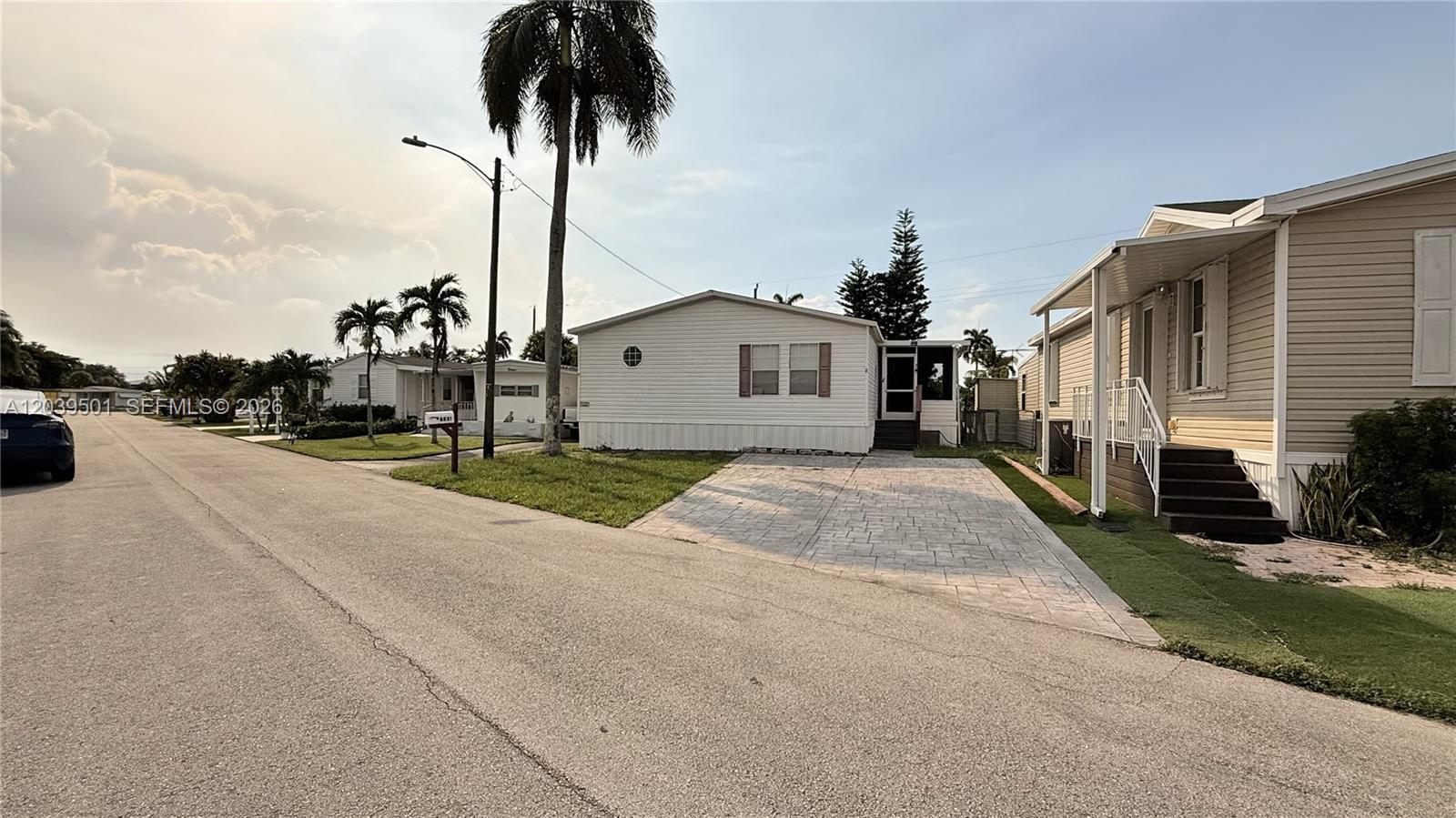 8631 SW 18th Pl, Davie FL 33324