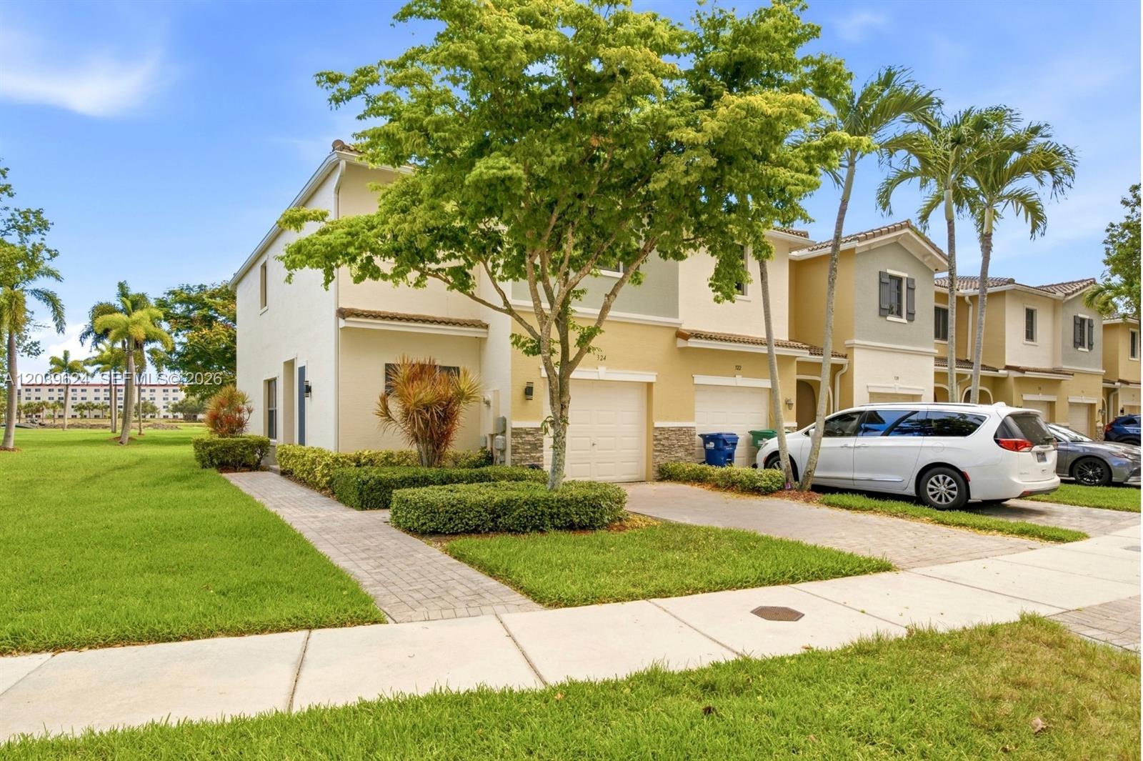 324 NE 194th Ln, Miami FL 33179 photo 2