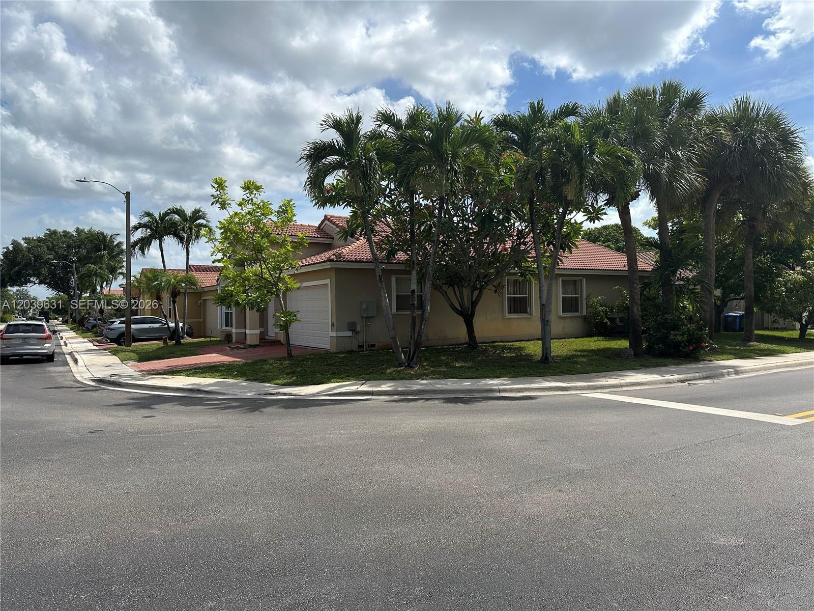 1579 SW 105th Ave, Pembroke Pines FL 33025 photo 2