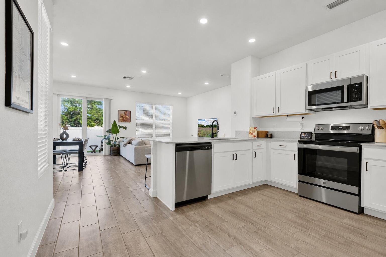 4246 Lagoon Shore Drive, FL 33467 photo 2