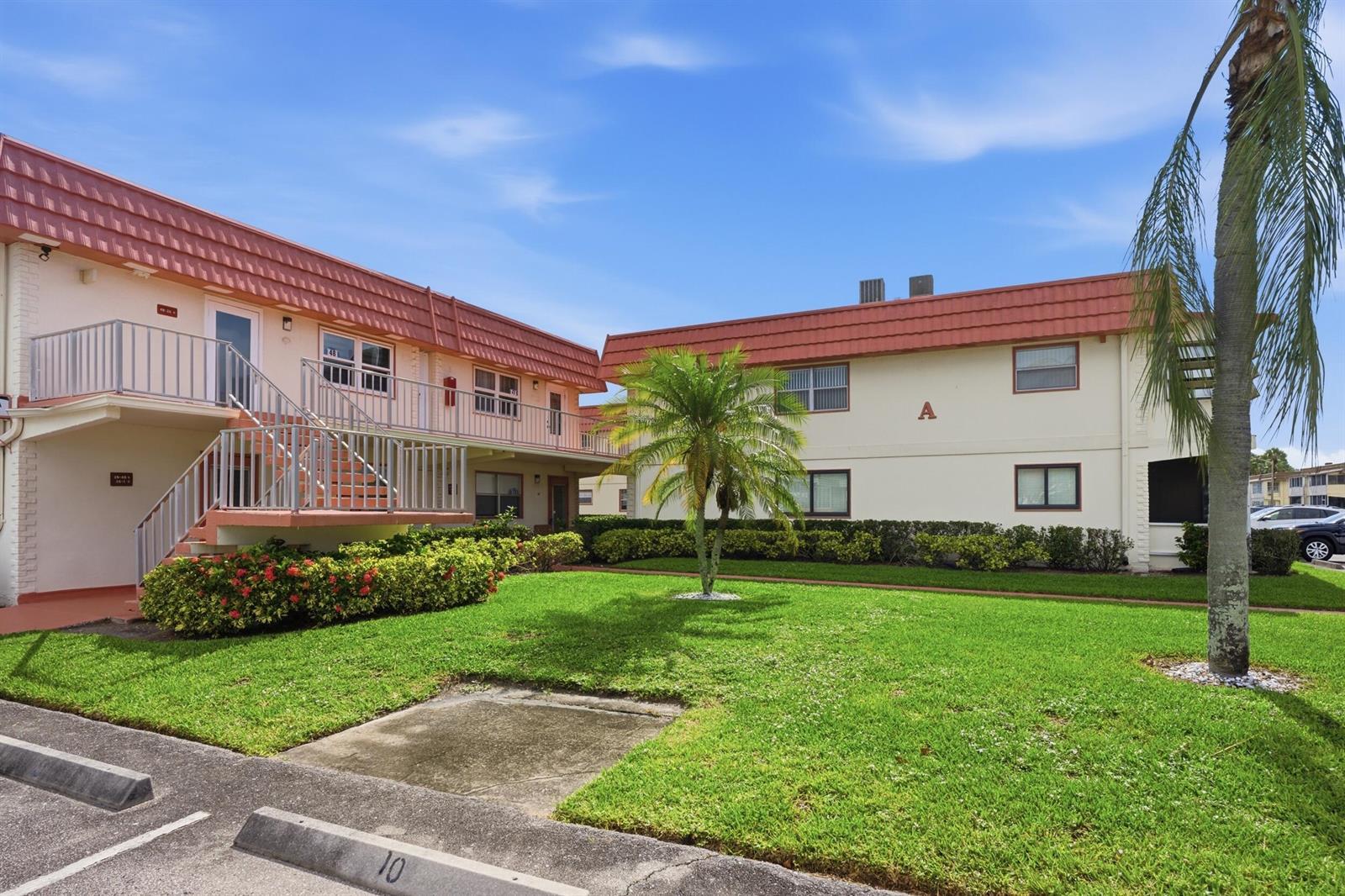 47 Saxony A, Delray Beach FL 33446 photo 2