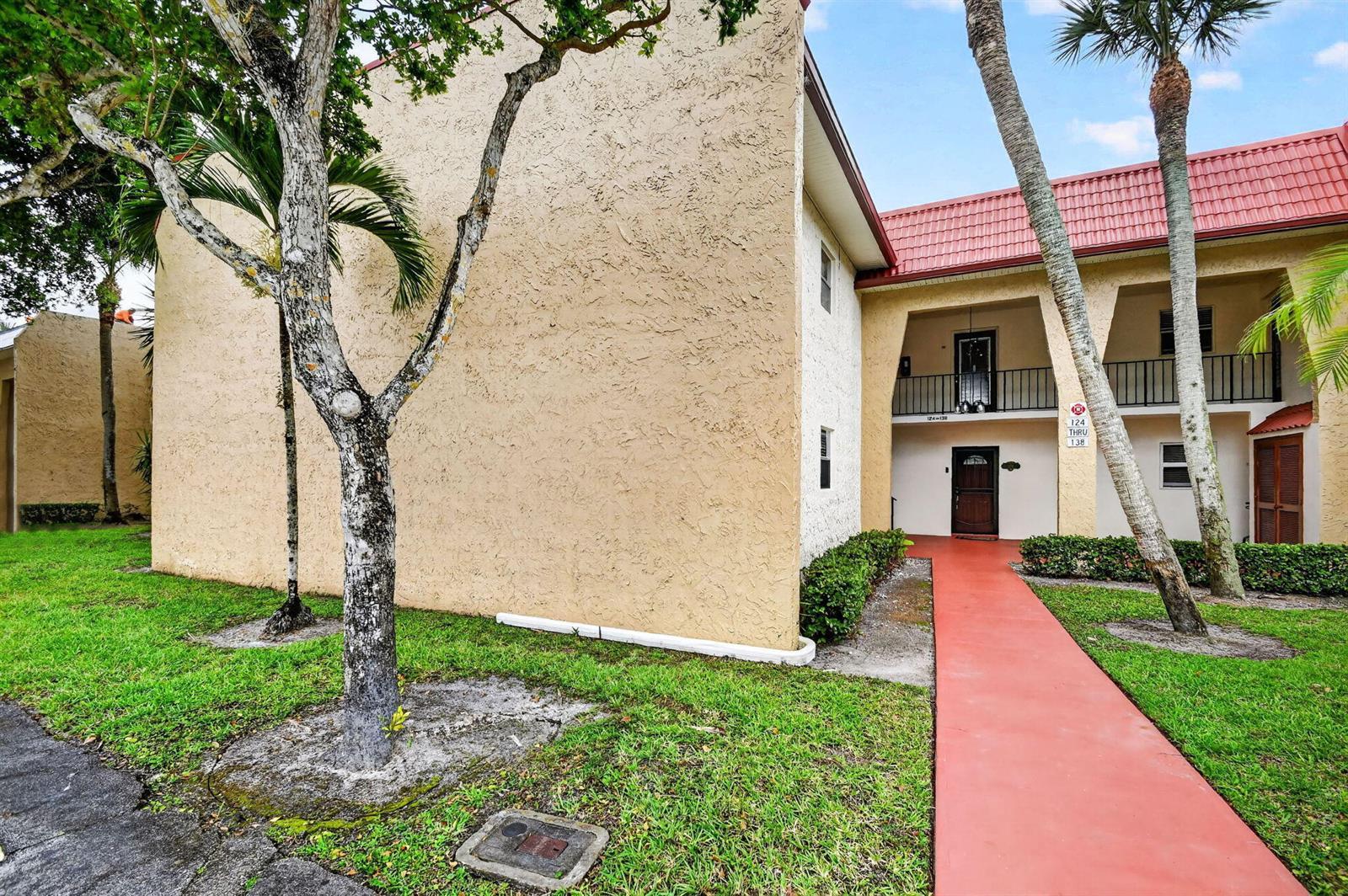 124 Lake Evelyn Drive, West Palm Beach FL 33411 photo 2