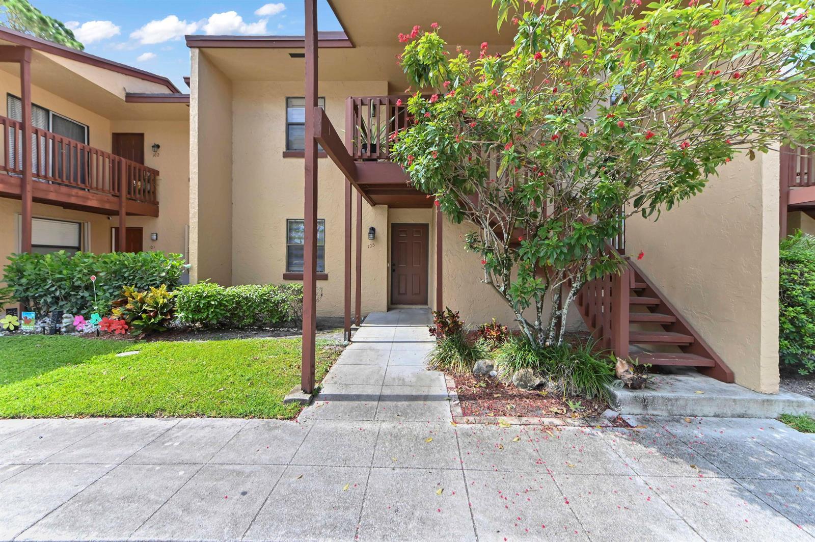 105 Lakeview Drive E, Royal Palm Beach FL 33411 photo 2