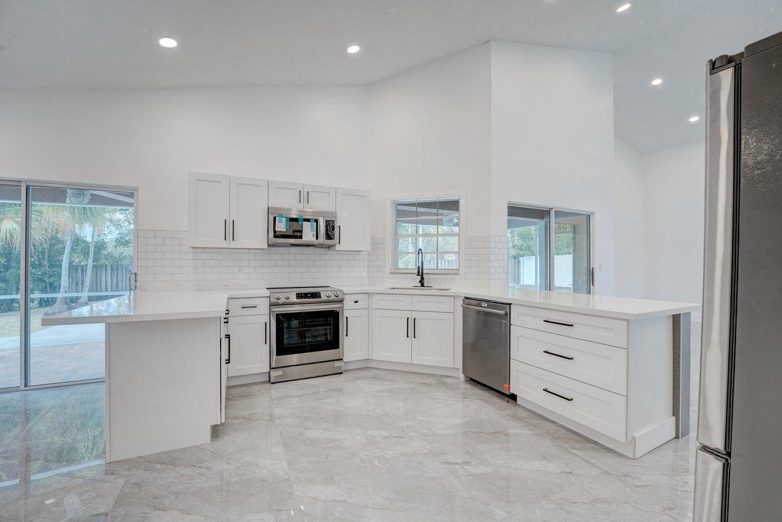10791 SW 10th Place, Davie FL 33324 photo 2