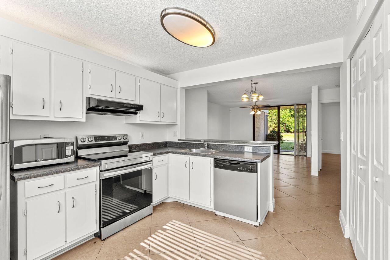 5701 Riverside Drive, Coral Springs FL 33067 photo 2