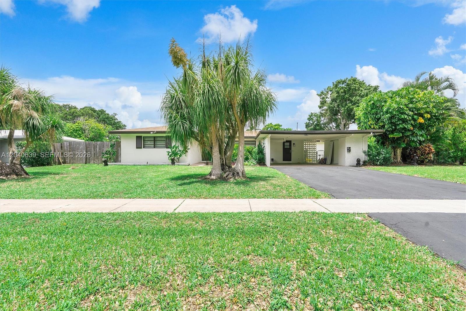 885 Azalea Ct, Plantation FL 33317 photo 2