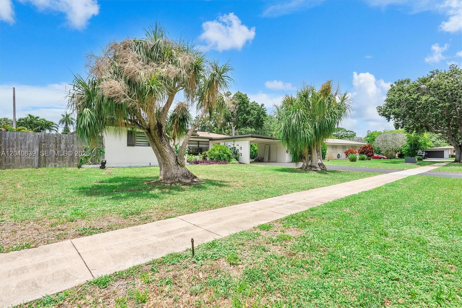 885 Azalea Ct, Plantation FL 33317 photo 4
