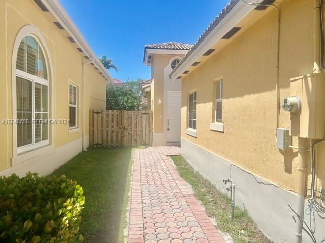 9118 SW 161st Ter, Palmetto Bay FL 33157 photo 2