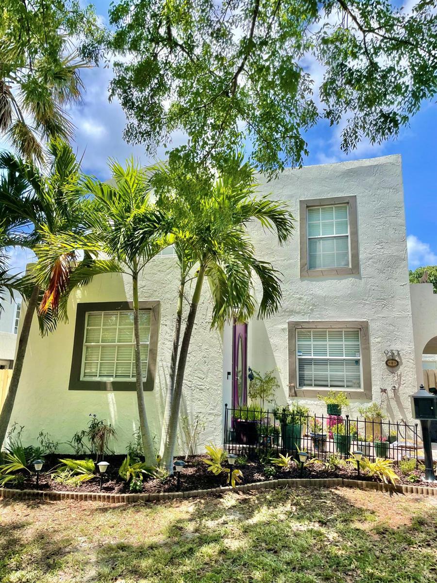 953 39th Court, West Palm Beach FL 33407