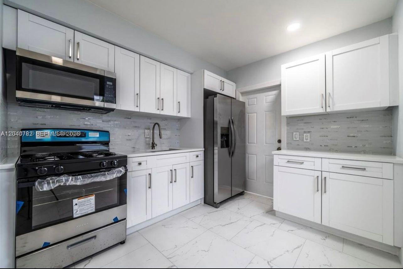 425 NW 14th Way, Fort Lauderdale FL 33311