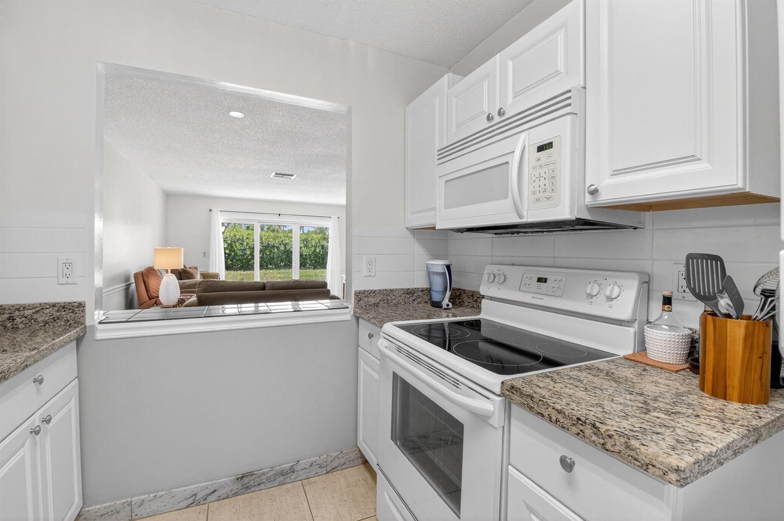 13984 Vía Flora # B, Delray Beach FL 33484 photo 2