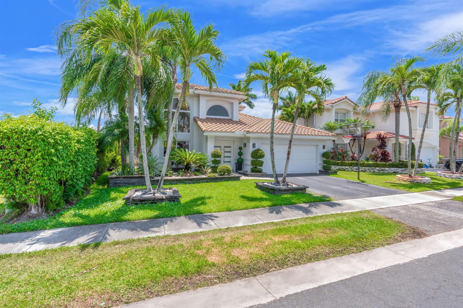 52 Gables Boulevard, Weston FL 33326 photo 2