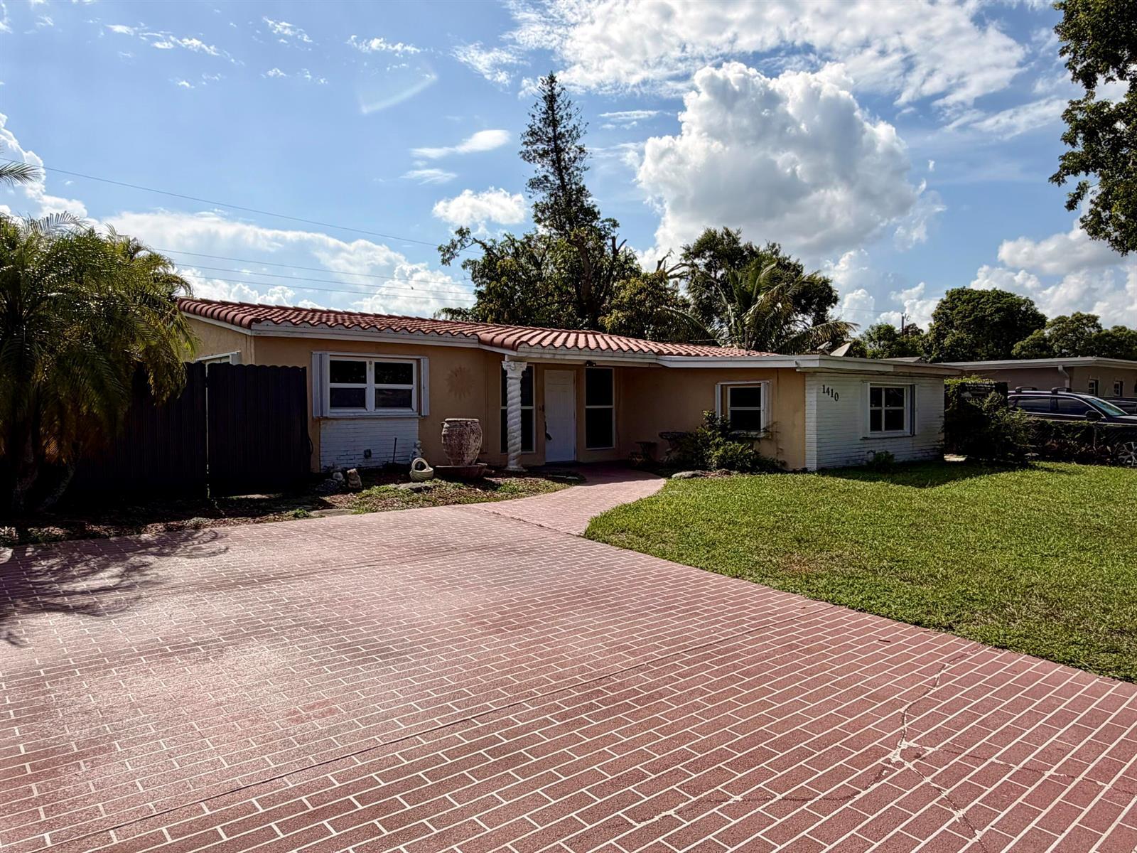 1410 N 67th Terrace, Hollywood FL 33024 photo 2