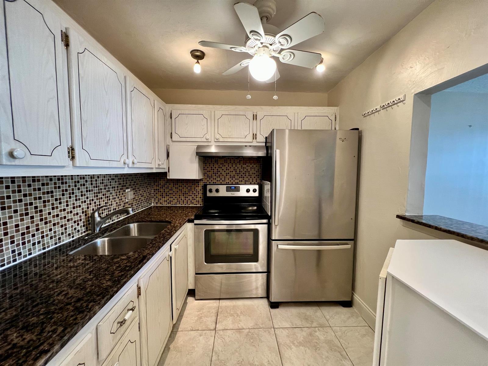 94 Windsor E, West Palm Beach FL 33417