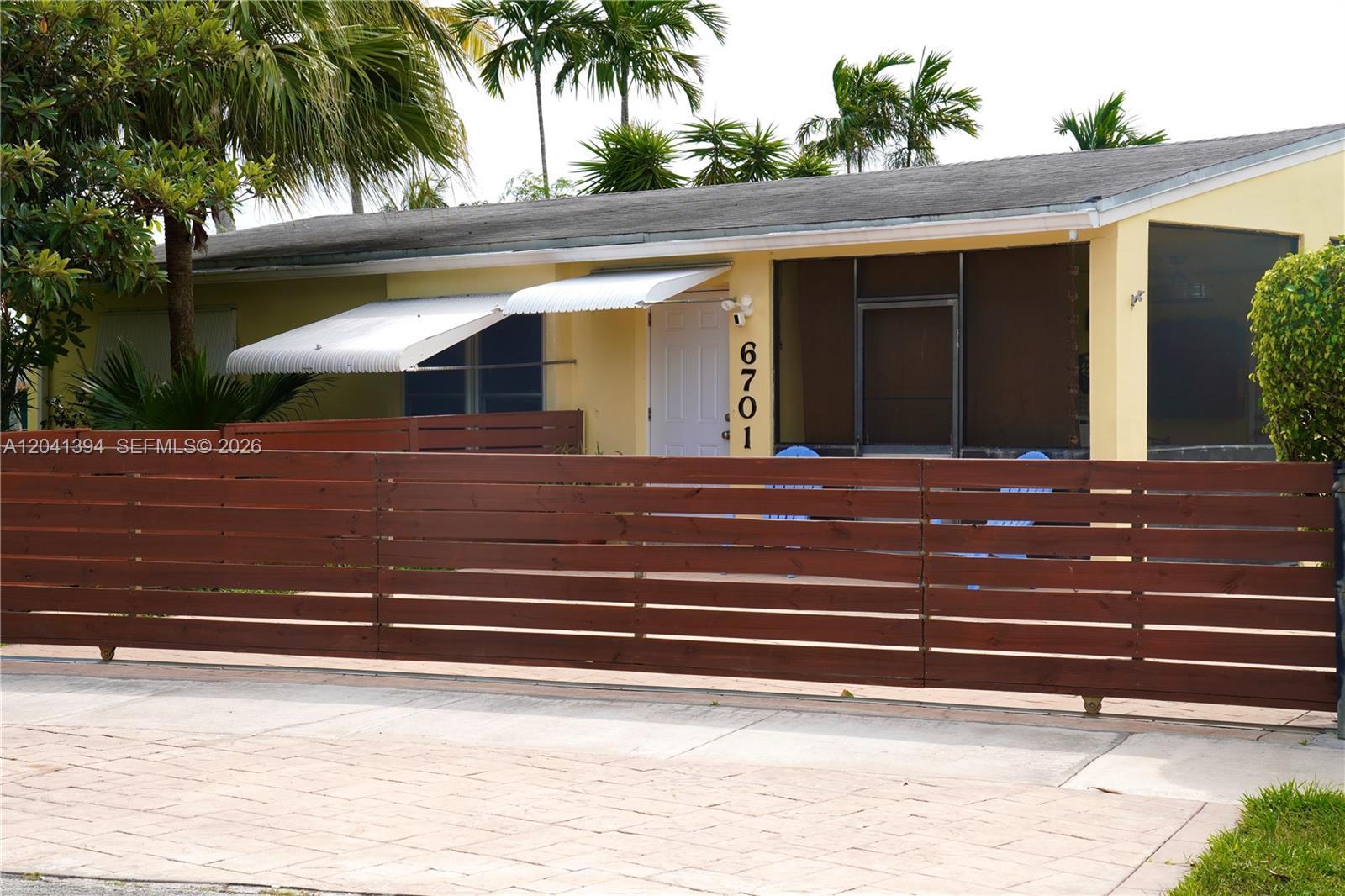 6701 Harding St, Hollywood FL 33024