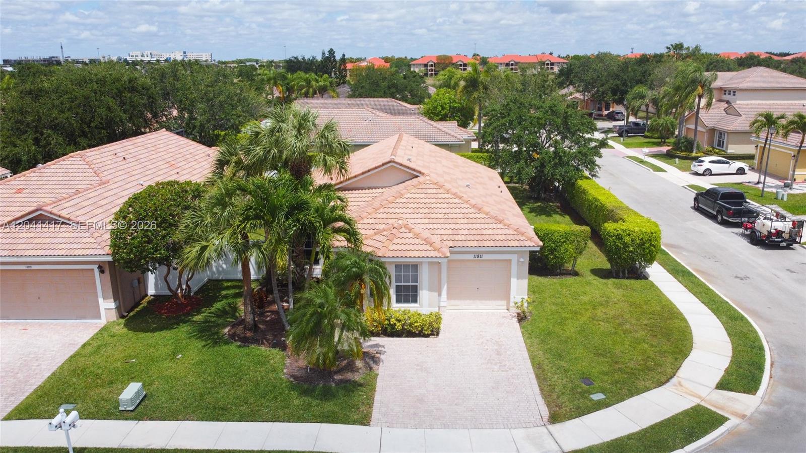 11811 SW 8th St, Pembroke Pines FL 33025 photo 2