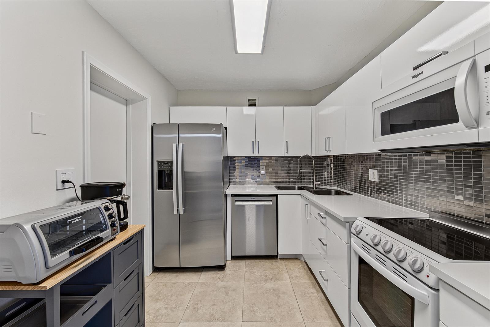 9 NE 19th Court # C112, Wilton Manors FL 33305 photo 4